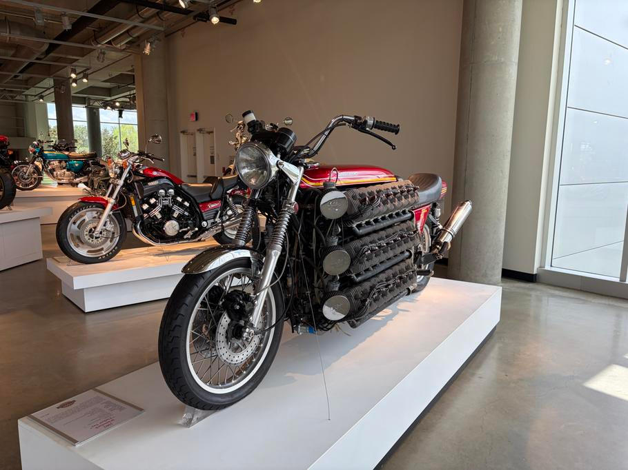 Motorka s 48 válci. Tohle se opravdu jen tak nevidí. Barber Vintage Motorsports Museum