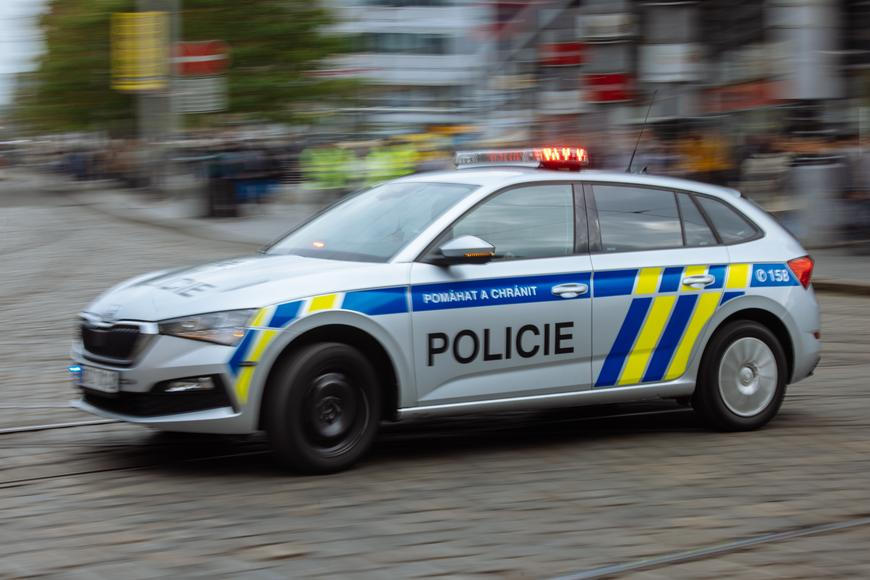 Drama na Karlovarsku: Muž napadl manželku a utekl. Pátral po něm vrtulník i desítky policistů