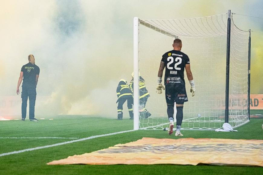 Tohle mohlo dopadnout zle. Košičtí ultras zasypali vlastní šestnáctku světlicemi