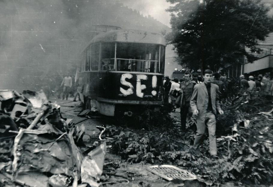 Improvizovaná barikáda v pražských ulicích 21. srpna 1968.
