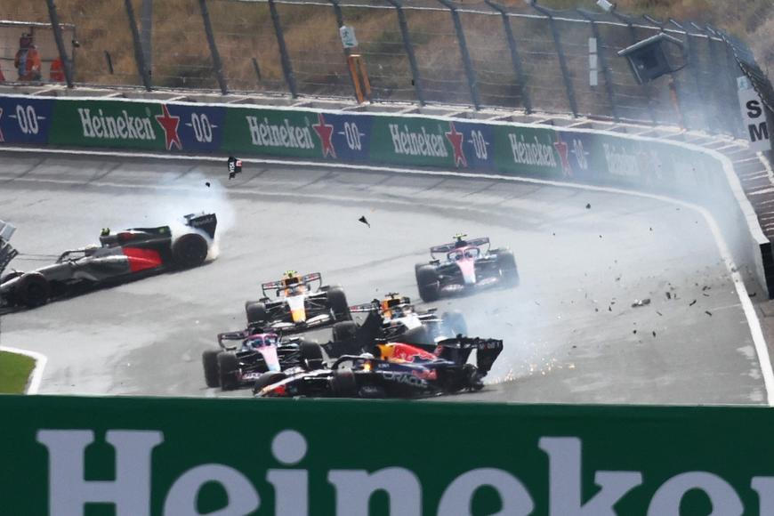 Verstappen se s domácími fanoušky rozloučil nárazem do zdi. Vyhrál Norris s McLarenem