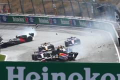 Havárie Maxe Verstappena (vpředu) během VC Nizozemska F1