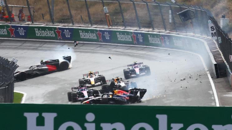 Havárie Maxe Verstappena (vpředu) během VC Nizozemska F1