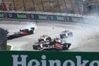 Havárie Maxe Verstappena (vpředu) během VC Nizozemska F1
