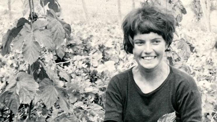 Jana Weinerová, později provdaná Šmídová, na snímku z chmelové brigády roku 1964.