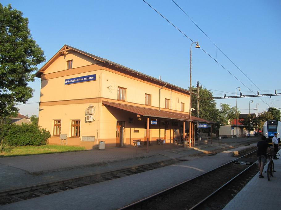 Při další zastávce na nádraží v Rosicích sovětští vojáci žádali parní lokomotivu.