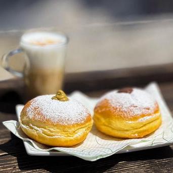Krapfen, tradiční německé pečivo podobné koblize.