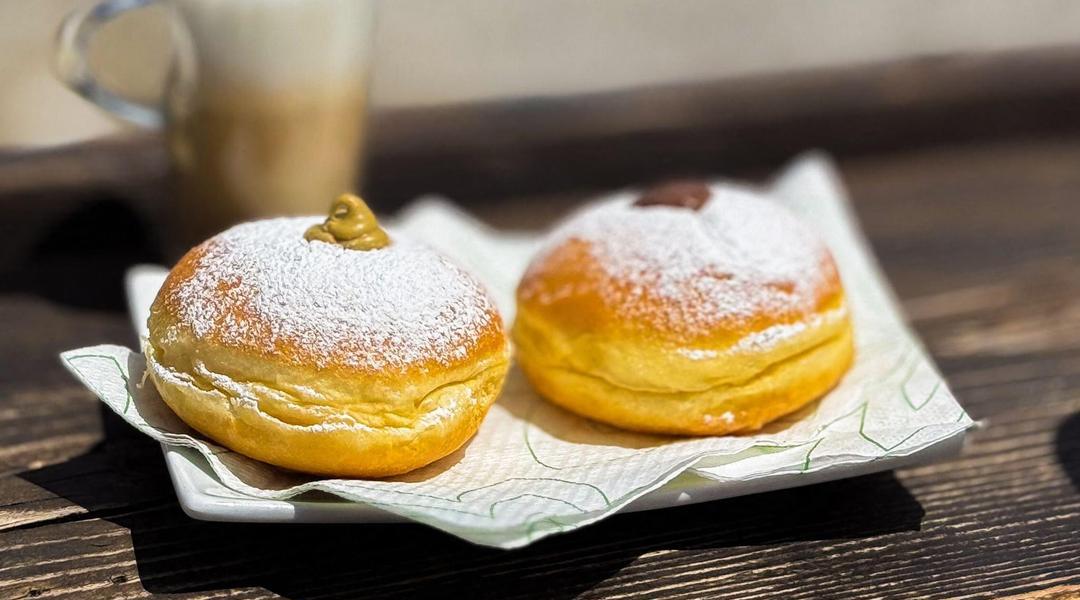 Krapfen, tradiční německé pečivo podobné koblize.