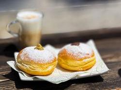 Krapfen, tradiční německé pečivo podobné koblize.