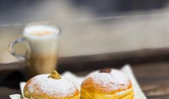 Krapfen, tradiční německé pečivo podobné koblize.