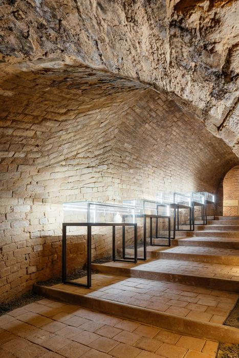 Tradiční řemeslné postupy se potkávají se současnými technologiemi, robustní detaily s výrazovým minimalismem. 