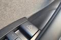 Nouzové mechanické otevírání dveří zevnitř už tesly dostaly. Teď  jde ale o to, aby jej posádka i ve stresu našla. 