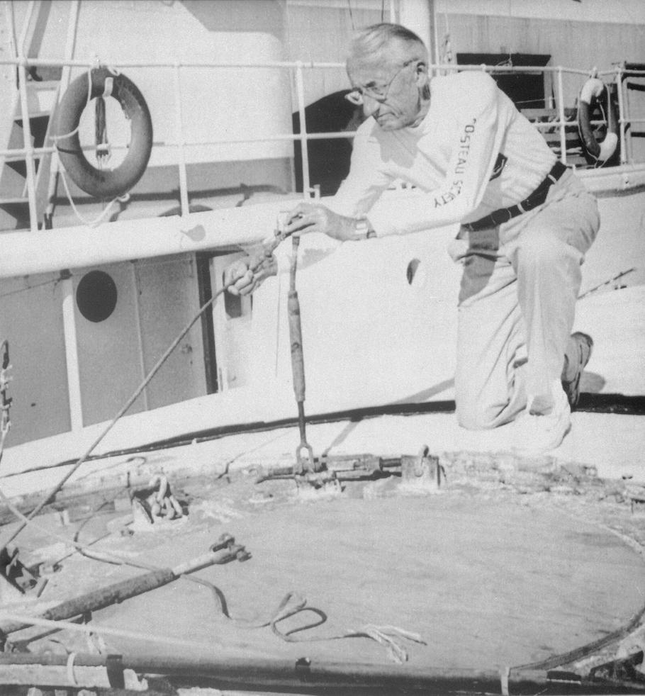 Jacques Yves Cousteau, francouzský oceánograf, námořní důstojník, režisér a cestovatel, na palubě lodi při práci. Jacques Yves Cousteau