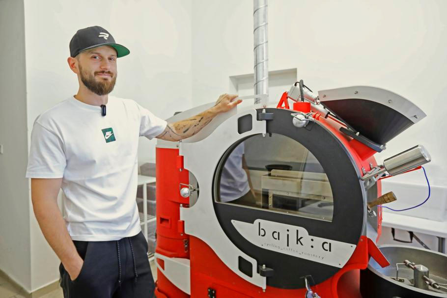 Kávy v Bajce upraží i sto kilo denně, moderní pražička stojí hned vedle kavárny.