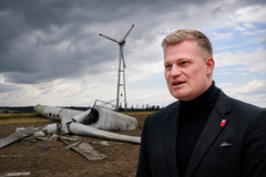 U Potštátu se poprvé v českých dějiných zřítila větrná elektrárna. Pád nabírá i politickou rovinu, mj. kvůli protizelené politice vládních Motoristů. Filip Turek, který patří k výrazným kritikům větrné energetiky, ho vnímá až symbolicky.