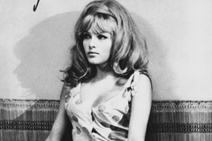 Olga Schoberová jako krásná komiksová hrdinka Jessie v české crazy komedii scenáristické dvojice Vorlíček–Macourek Kdo chce zabít Jessii? (1966).