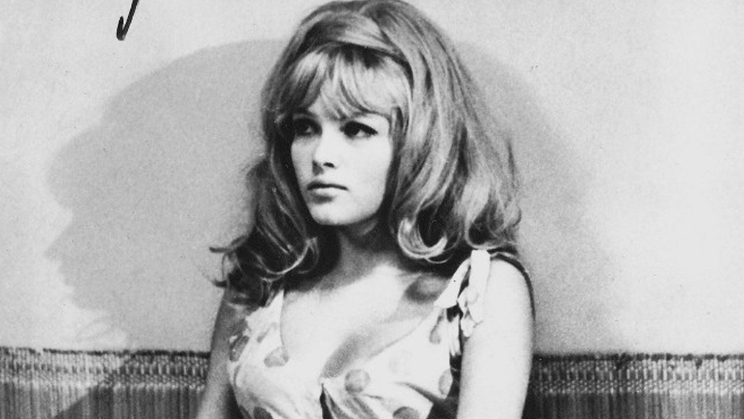 Olga Schoberová jako krásná komiksová hrdinka Jessie v české crazy komedii scenáristické dvojice Vorlíček–Macourek Kdo chce zabít Jessii? (1966).