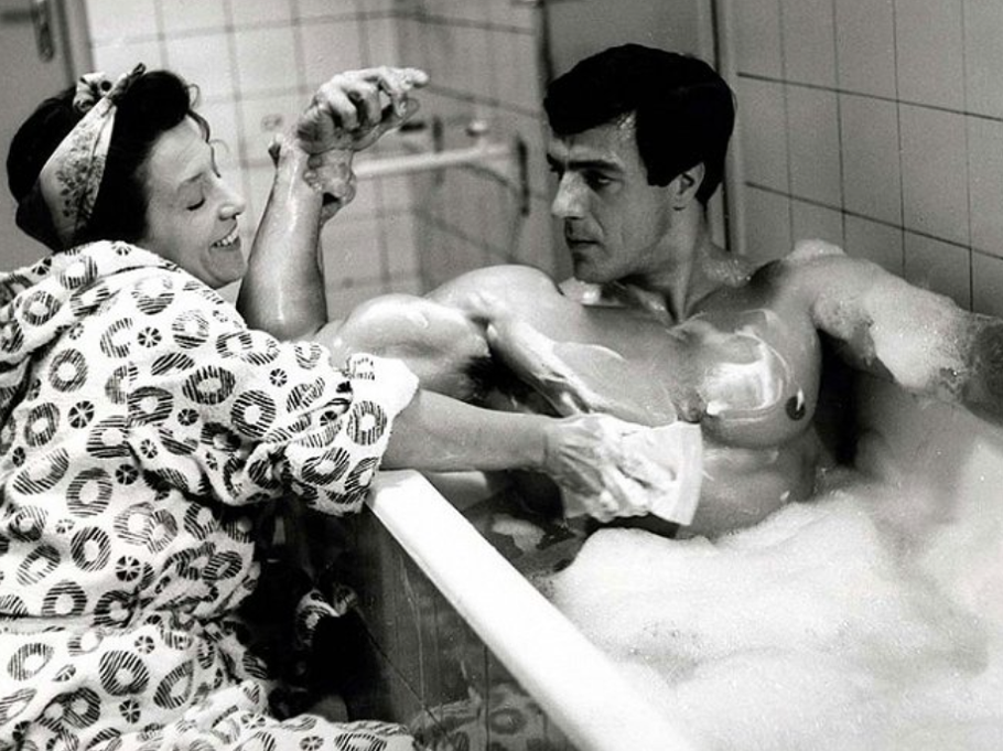 Dana Medřická jako docentka Beránková a Juraj Višný v roli komiksového Supermana v komedii Kdo chce zabít Jessii? (1966).
