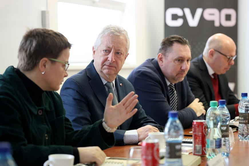 Rozklad ministerstva obrany? Byl Zůnův klíčový spojenec, teď potichu mizí