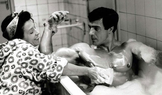 Dana Medřická jako docentka Beránková a Juraj Višný v roli komiksového Supermana v komedii Kdo chce zabít Jessii? (1966).