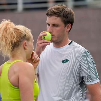 Kateřina Siniaková s Henrym Pattenem v kvalifikaci smíšené čtyřhry na US Open 2026