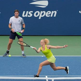 Kateřina Siniaková s Henrym Pattenem v kvalifikaci smíšené čtyřhry na US Open 2026