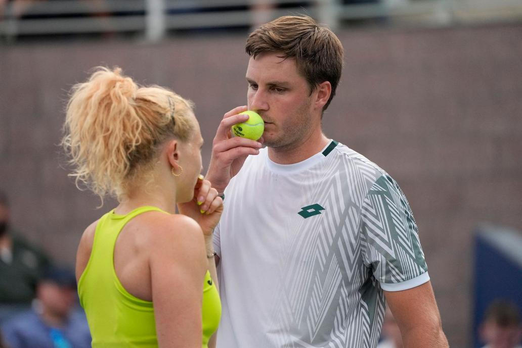 Kateřina Siniaková s Henrym Pattenem v kvalifikaci smíšené čtyřhry na US Open 2026