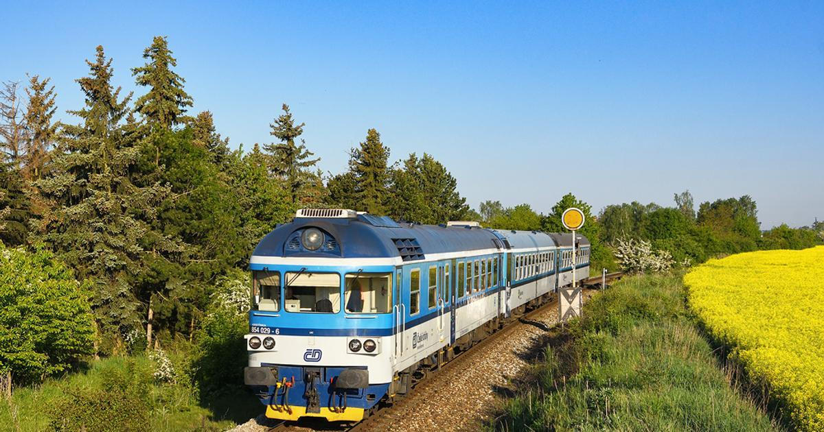 U Křivoklátu najel vlak do spadlého kamení, 12 lidí bylo evakuováno