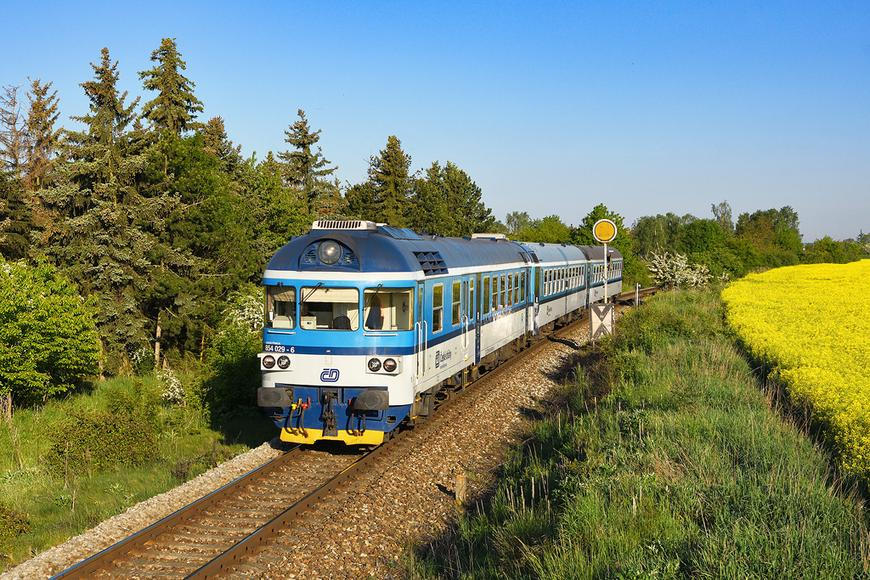 U Křivoklátu najel vlak do spadlého kamení, 12 lidí bylo evakuováno