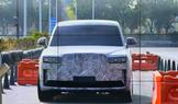Symbolem automobilové divize měla být kopie Rolls-Royce Cullinan, který se na letošním pekingském autosalonu proháněl ve videu jako zamaskovaný prototyp.