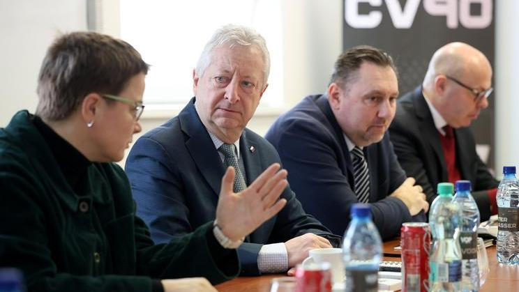 Karel Kortánek (druhý zprava) na ministerstvu obrany nevydržel ani rok. Ministr Jaromír Zůna (druhý zleva) sice chtěl, ať neodchází, ale Kortánka se zkušenostmi z diplomacie nepřemluvil.