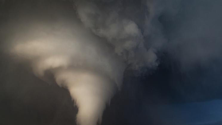 Tornádo nevzniká při každé silné bouřce. Potřebuje kombinaci několika podmínek, které umožní, aby se rotující vzduchový proud uvnitř bouřkového systému zesílil a protáhl směrem k zemi. 