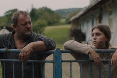 Jozef Pantlikáš jako Mařin otec a Sára Chripáková v roli jeho dcery Mary ve filmu Potopa (2025).