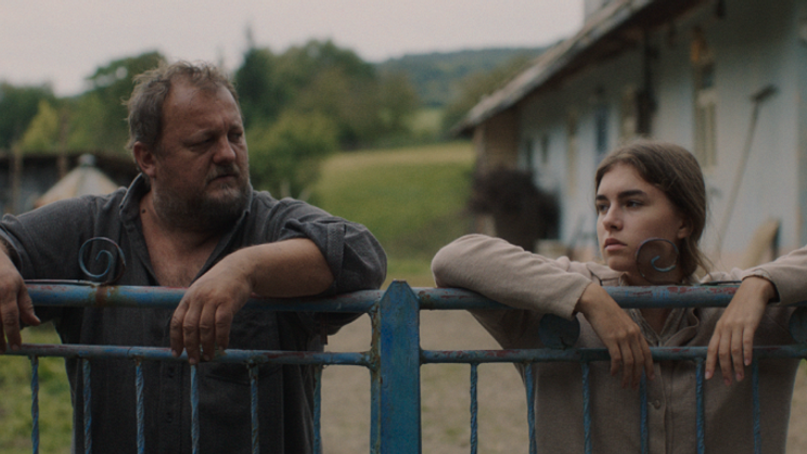 Jozef Pantlikáš jako Mařin otec a Sára Chripáková v roli jeho dcery Mary ve filmu Potopa (2025).