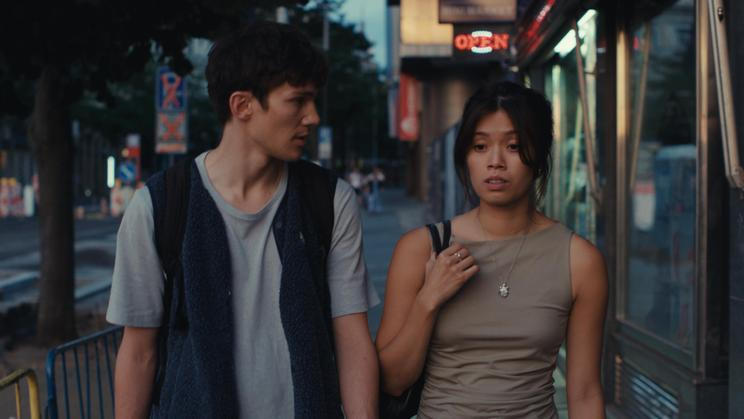 Vi Tran, neherečka vybraná z více než 100 česko-vietnamských dívek, hraje ve filmu Mezi světy dívku Mai. Daniela ztvárnil David Petrželka, který se objevil např. ve snímku Karavan (2025).