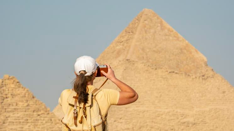 Tourist,Takes,A,Picture,Of,The,Great,Pyramid,At,Giza