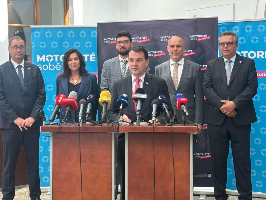 Předseda Motoristů sobě Petr Macinka s dalšími členy strany na dnešní tiskové konferenci v Poslanecké sněmovně.