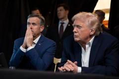 Šéf CIA John Ratcliffe (vlevo) s americkým prezidentem Donaldem Trumpem na archivním snímku z ledna 2026.