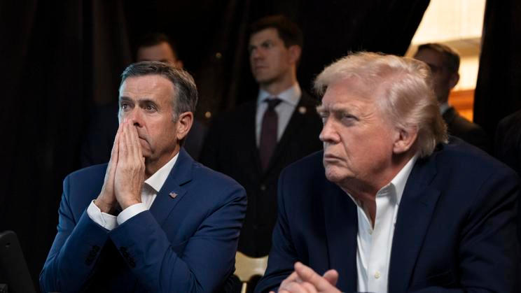 Šéf CIA John Ratcliffe (vlevo) s americkým prezidentem Donaldem Trumpem na archivním snímku z ledna 2026.