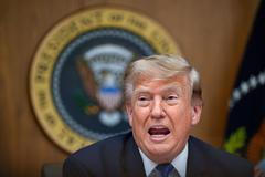 „Je to strašlivé. Pamatujte si ten obrázek. To budeme my za tři roky, pokud uspěje špatná strana,“ řekl americký prezident Donald Trump.