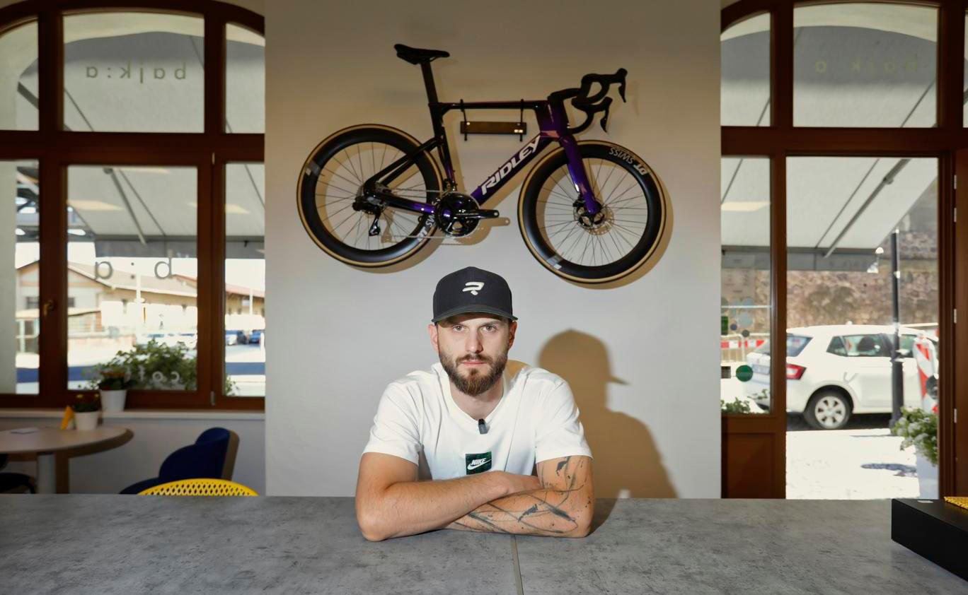 Kolo na hřebík Filip Starczewski nepověsil, ale přiznává, že mezi kavárnou, pražírnou a péčí o malého syna na něj má čím dál méně času.