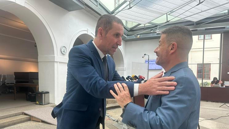 Poslanec ODS Karel Haas a poslanec ANO Patrik Nacher se do sebe pustili kvůli tomu, zda umožnit, nebo neumožnit skenování obličejů lidí při vstupu na prvoligová fotbalová utkání.