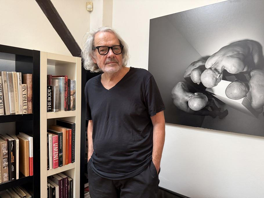 Pavel Mára ve svém ateliéru s fotografií z cyklu Reversible.