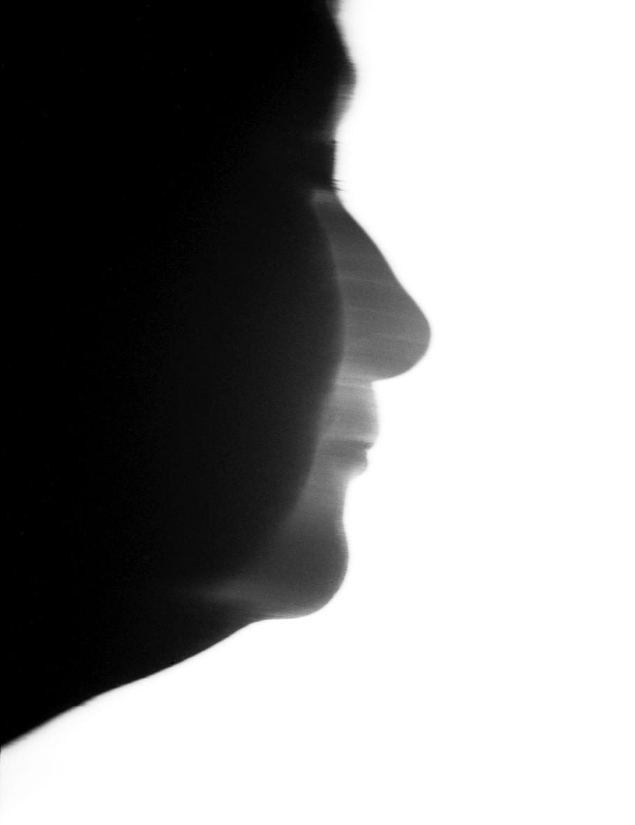 Před fotoaparátem Pavla Máry se v pohybu a v silném zdroji světla ocitla i významná teoretička fotografie Anna Fárová.