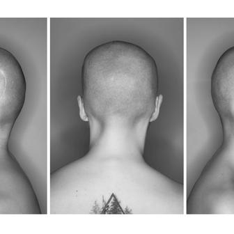 Výstava fotografa Pavla Máry představí i jeho nový a dosud nevystavený triptych Portrét E. Š. Velkoformátová fotografie hlavy mladé ženy s jizvou se stala i titulním snímkem výstavy.