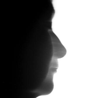 Před fotoaparátem Pavla Máry se v pohybu a v silném zdroji světla ocitla i významná teoretička fotografie Anna Fárová.