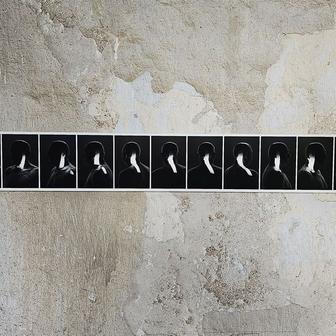 Seriální fotografie Hlava G. Lidskou intimitu zachycuje Pavel Mára ve fascinujících proměnách světla a perspektivy.
