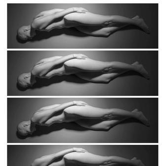 Seriální fotografie The Body in Motion Pavla Máry. Vertikální posuny fotoaparátu navozují iluzi pohybu ležícího těla.