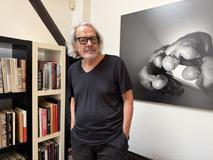 Pavel Mára ve svém ateliéru s fotografií z cyklu Reversible.