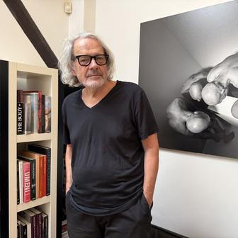 Pavel Mára ve svém ateliéru s fotografií z cyklu Reversible.